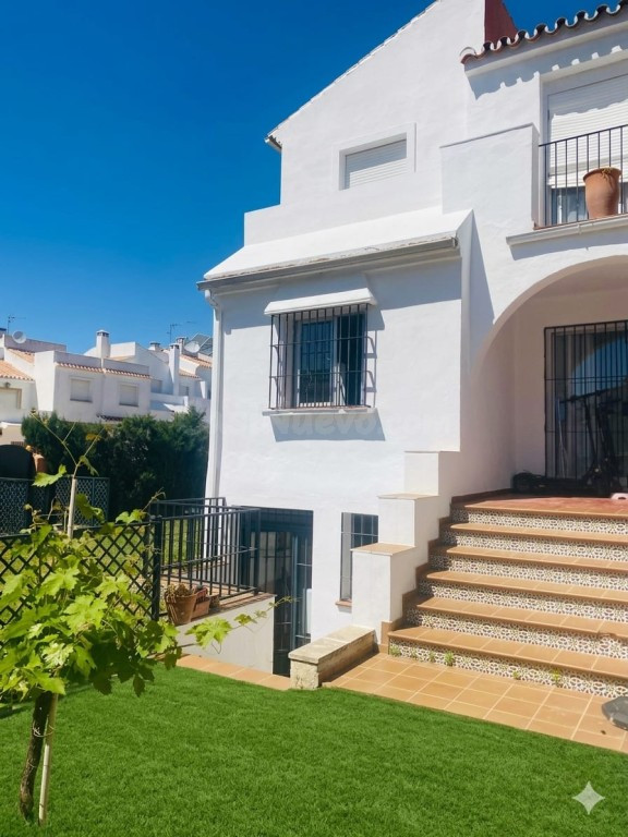 MAGNÍFICO CHALET ADOSADO CON GRAN JARDÍN PRIVADO Sótano Inde - foto 3