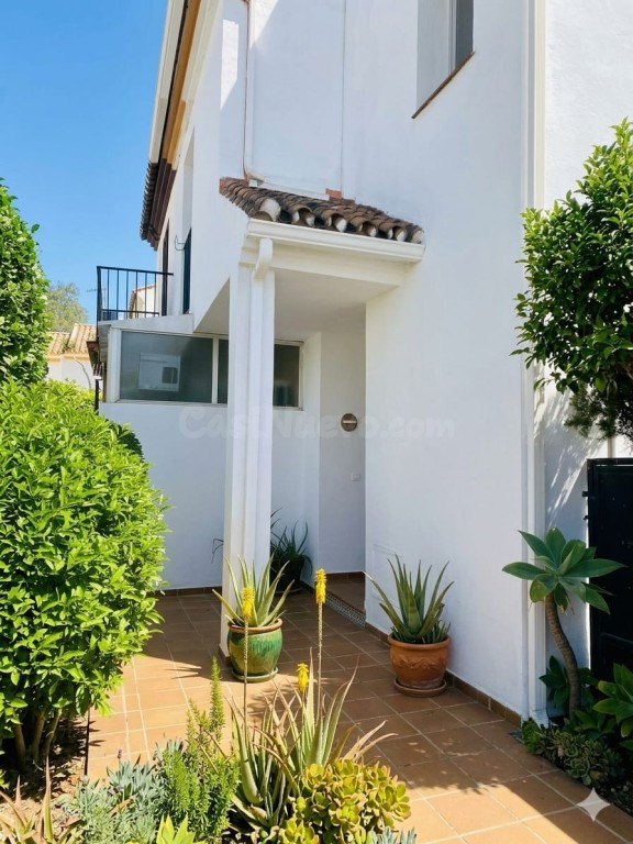 MAGNÍFICO CHALET ADOSADO CON GRAN JARDÍN PRIVADO Sótano Inde - foto 4