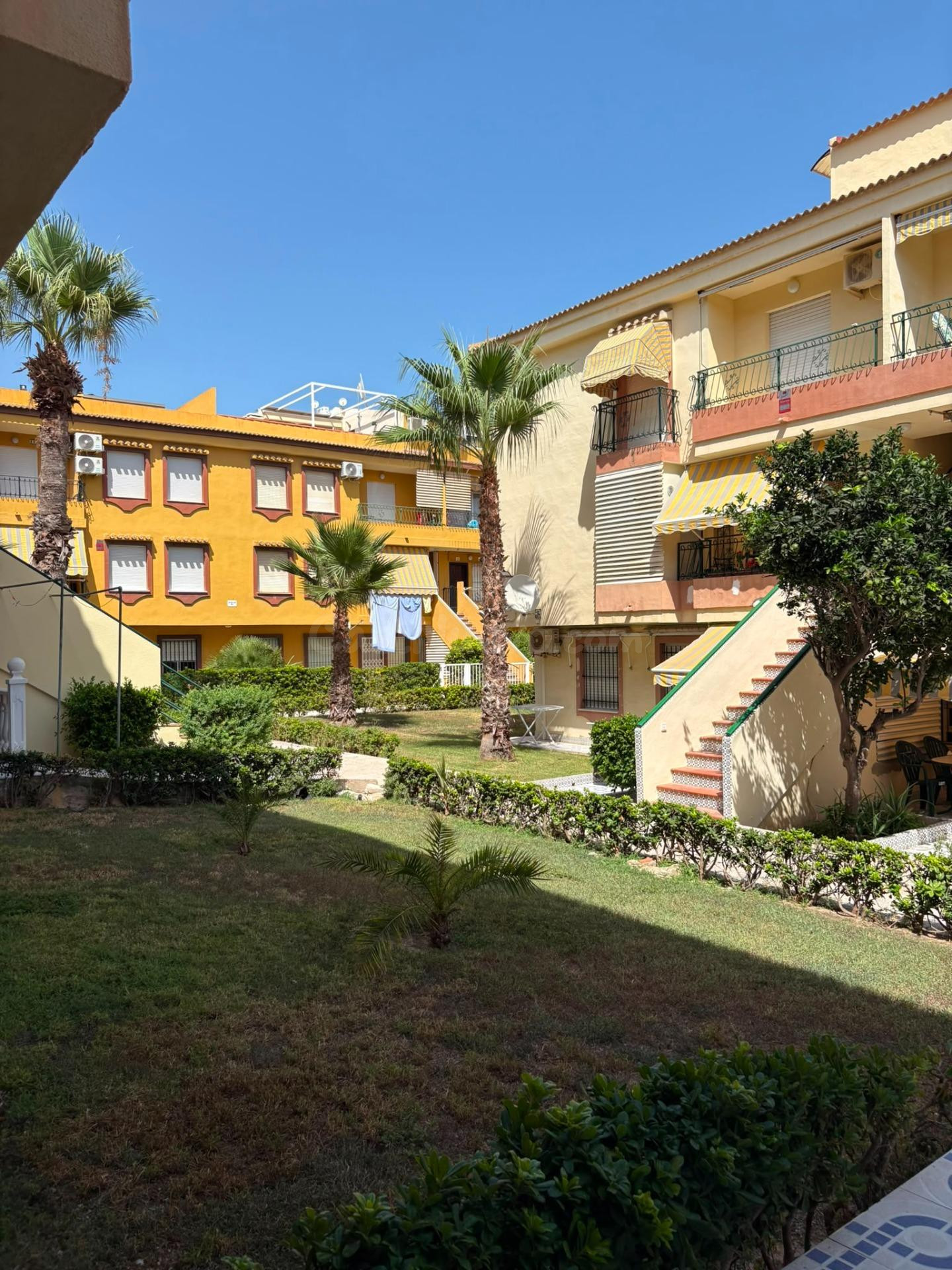 se vende un piso de 1 dormitorio en comunidad con parque y los cesped en Mar Azul de Torrevieja