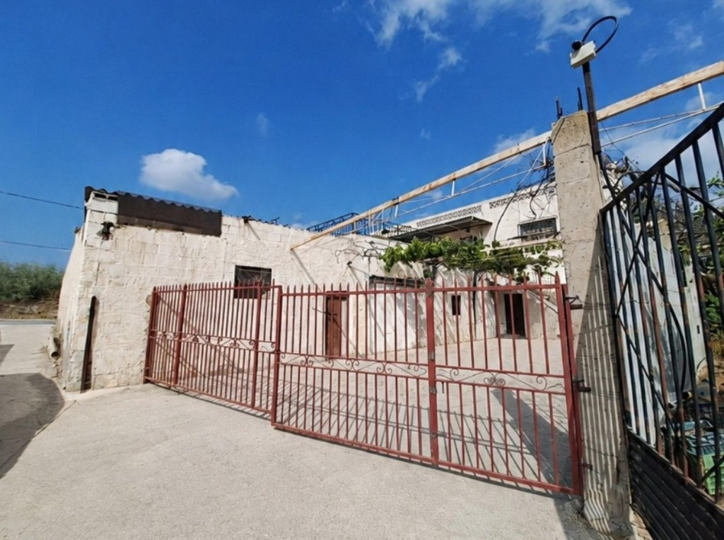 Amplia vivienda,con terraza y muchas posibilidades