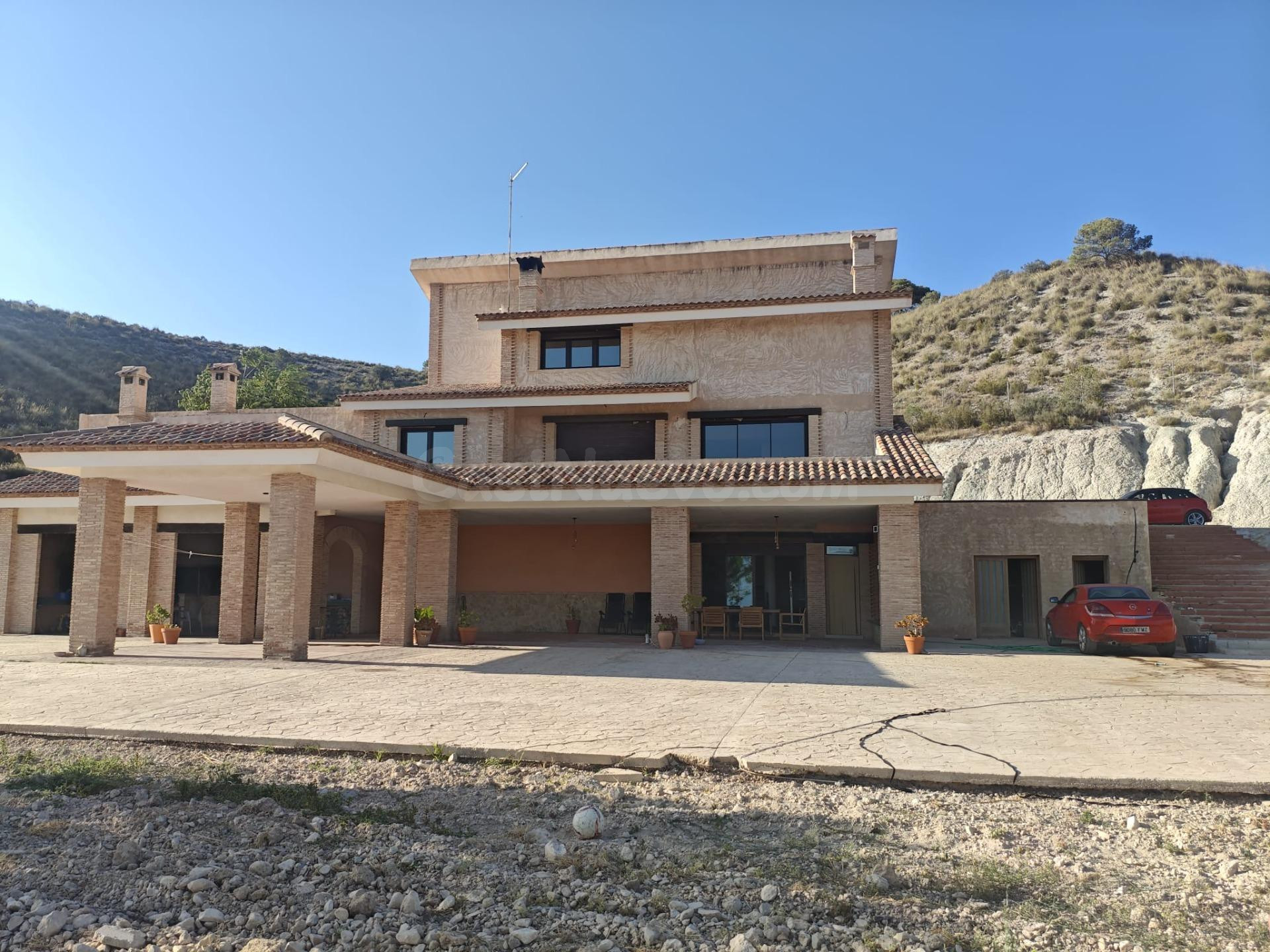 CHALET EN PETRER CON PARCELA DE 13.000 M2 Y 447 CONSTRUIDOS