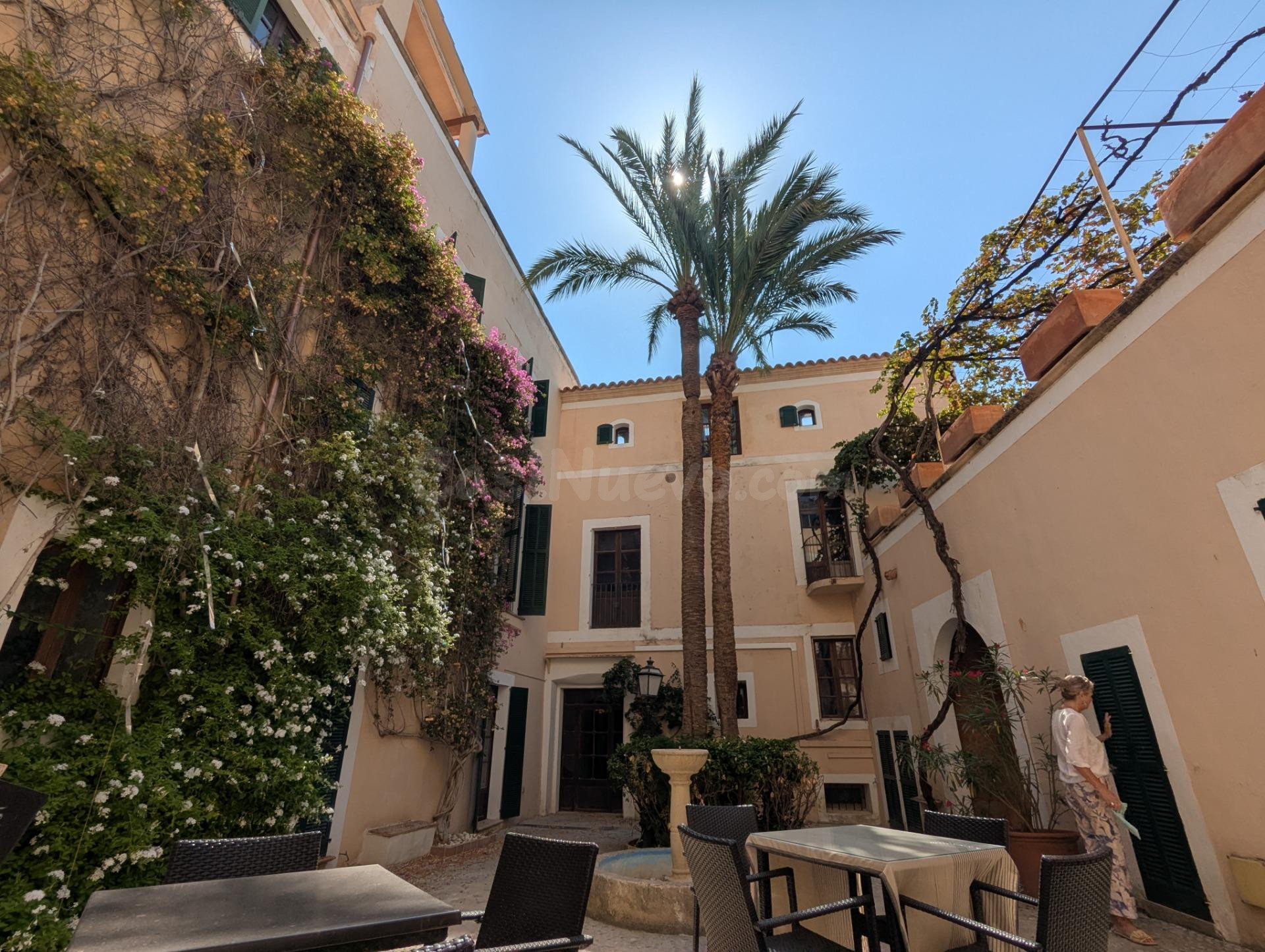 Encantadora vivienda recién reformada con terraza comunitaria y vistas sobre Artà.