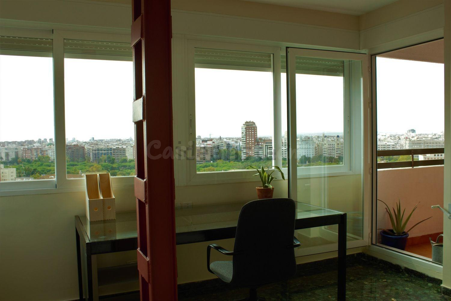 Piso con terraza y vistas panorámicas en Mestalla