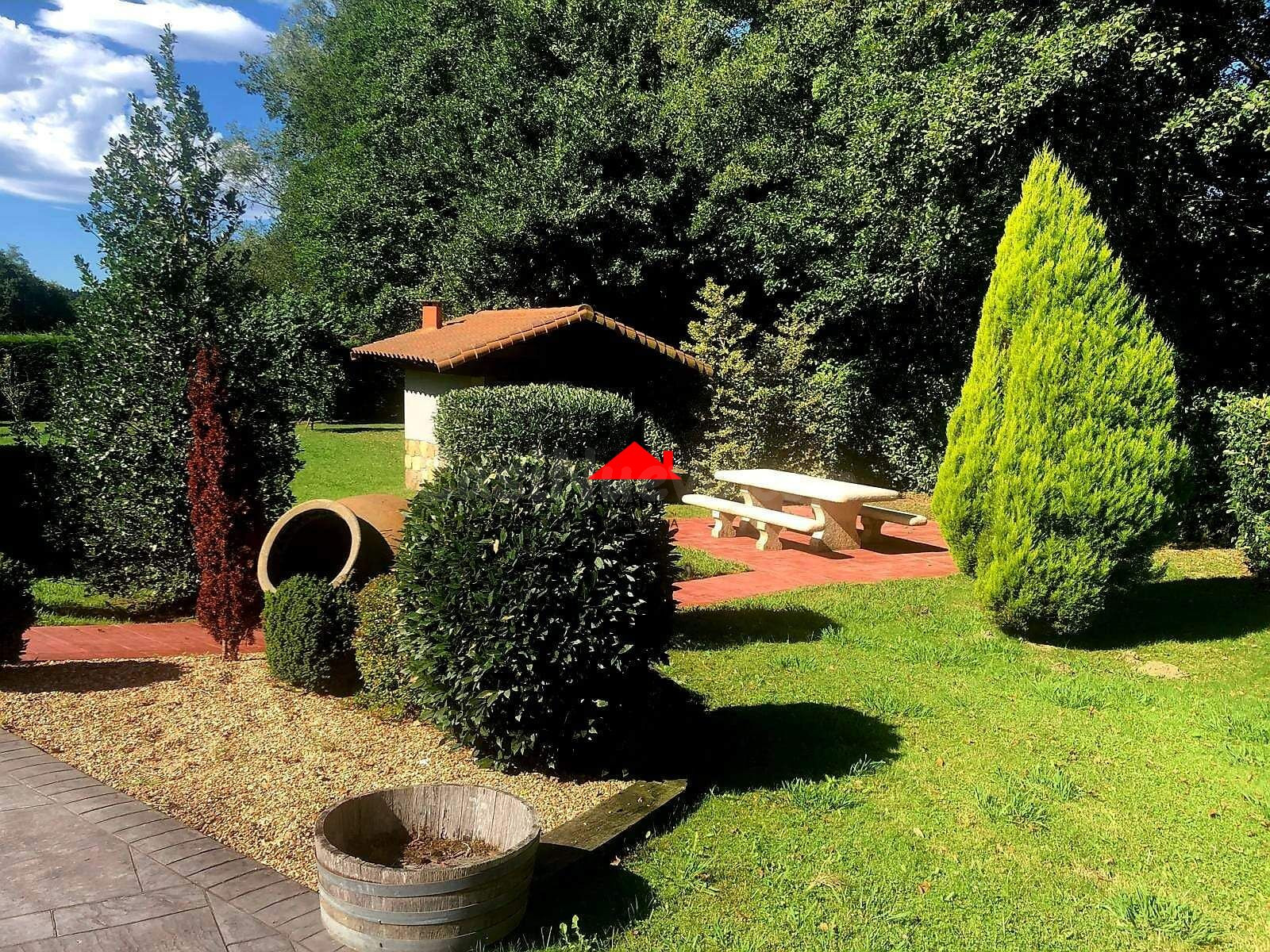 Villa de ensueño con jardín, piscina interior climatizada y 