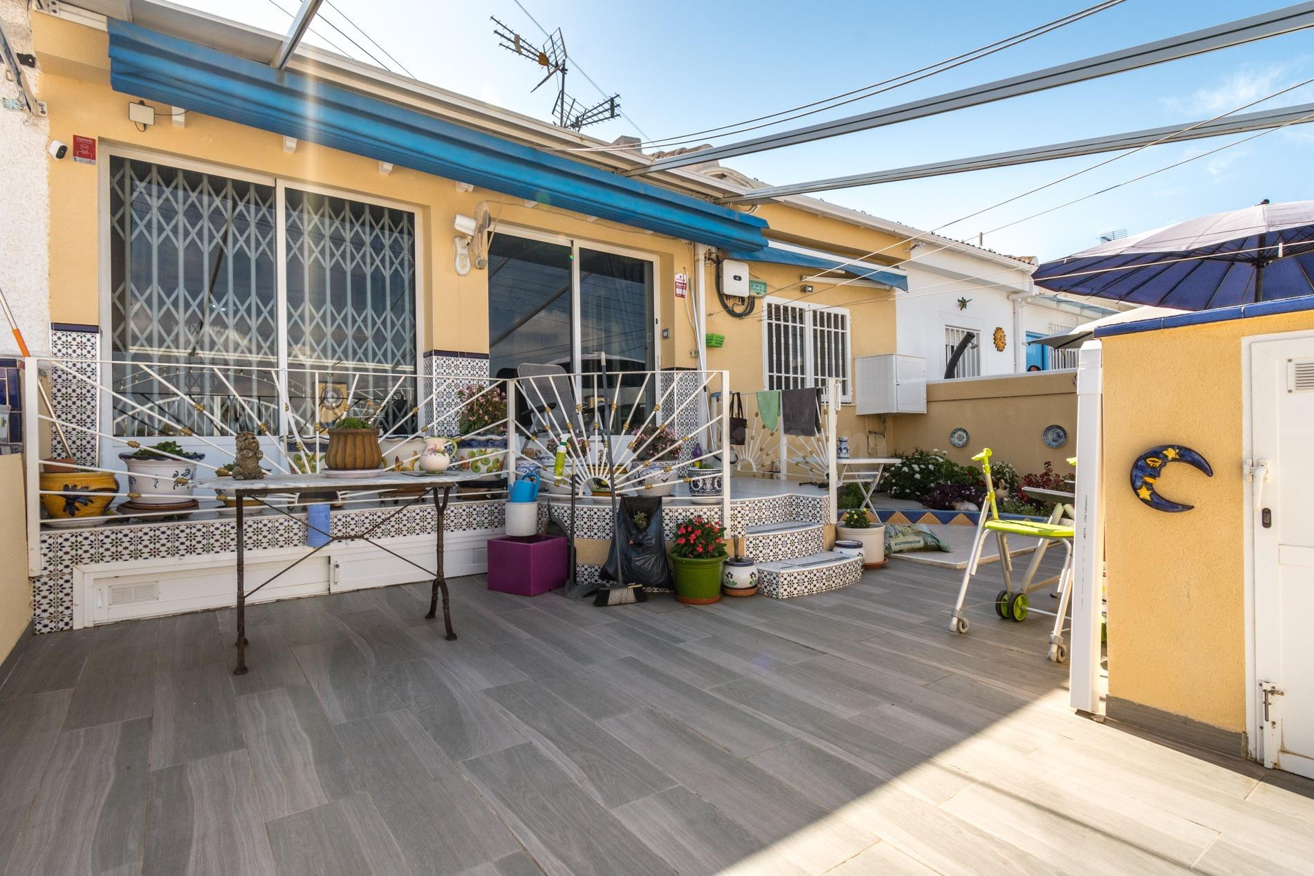 Bungalow en La Siesta con jardín de 30 m2, placas solares y 
