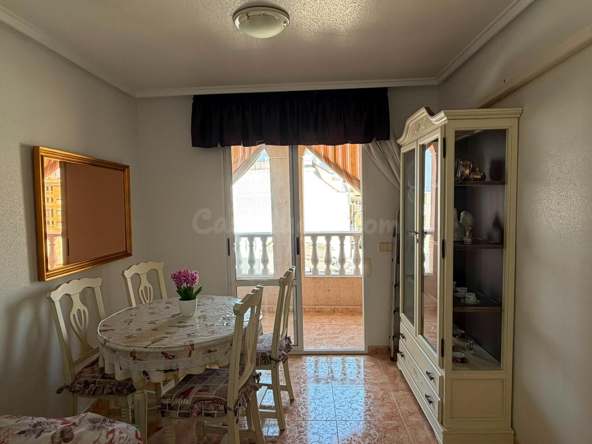 Apartamento con terraza, Alicante, Torrevieja. 2 habitaciones, 80 m2, 1,4 kilómetros al mar