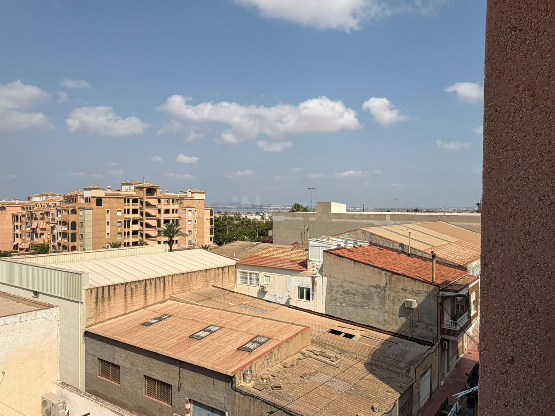 Apartamento con terraza, Alicante, Torrevieja. 2 habitacione - foto 2