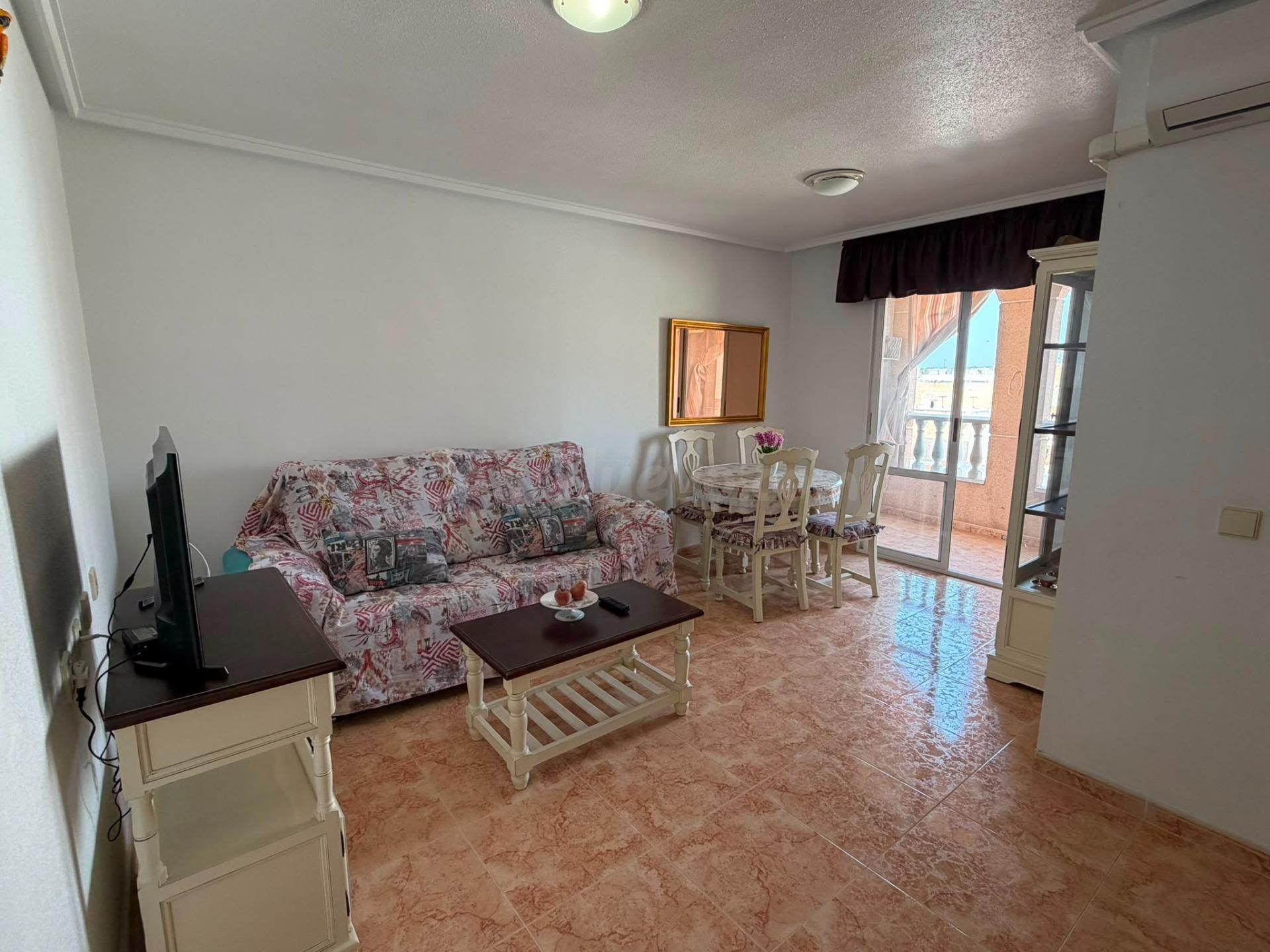 Apartamento con terraza, Alicante, Torrevieja. 2 habitacione - foto 5