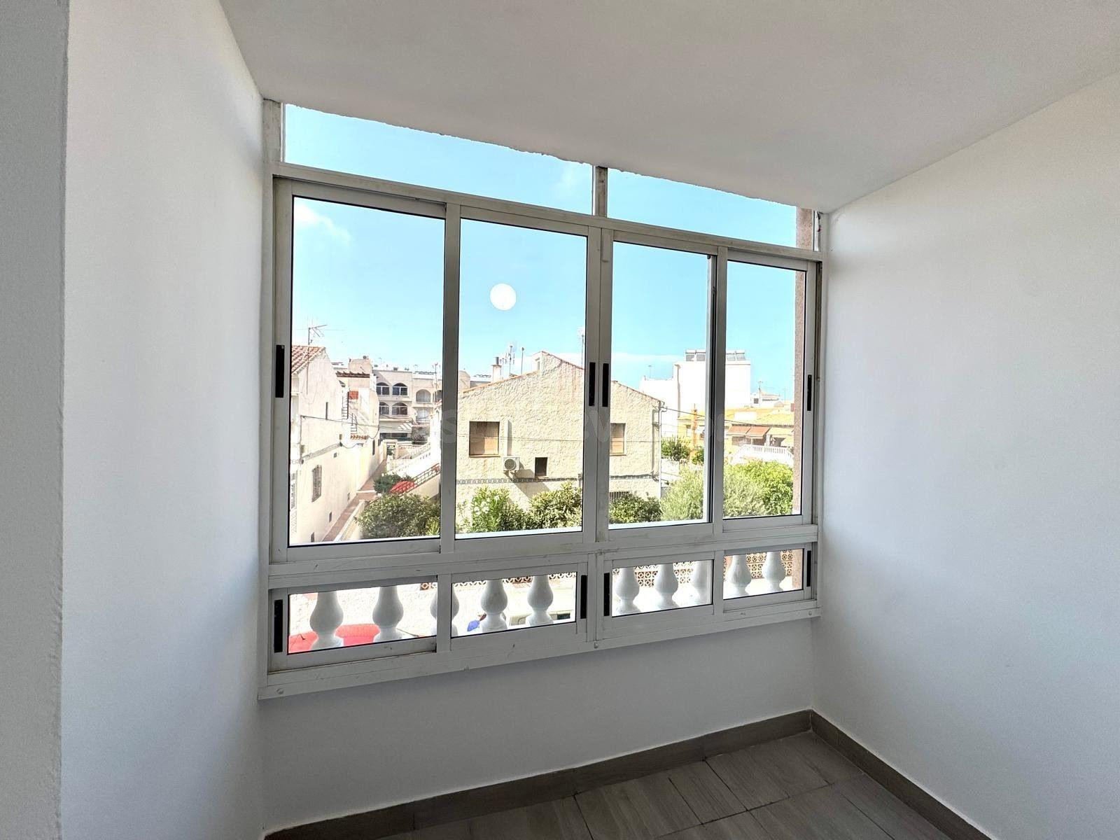 Apartamento reformado con terraza, Alicante, Torrevieja. 2 habitaciones, 70 m2, 600 metros del mar