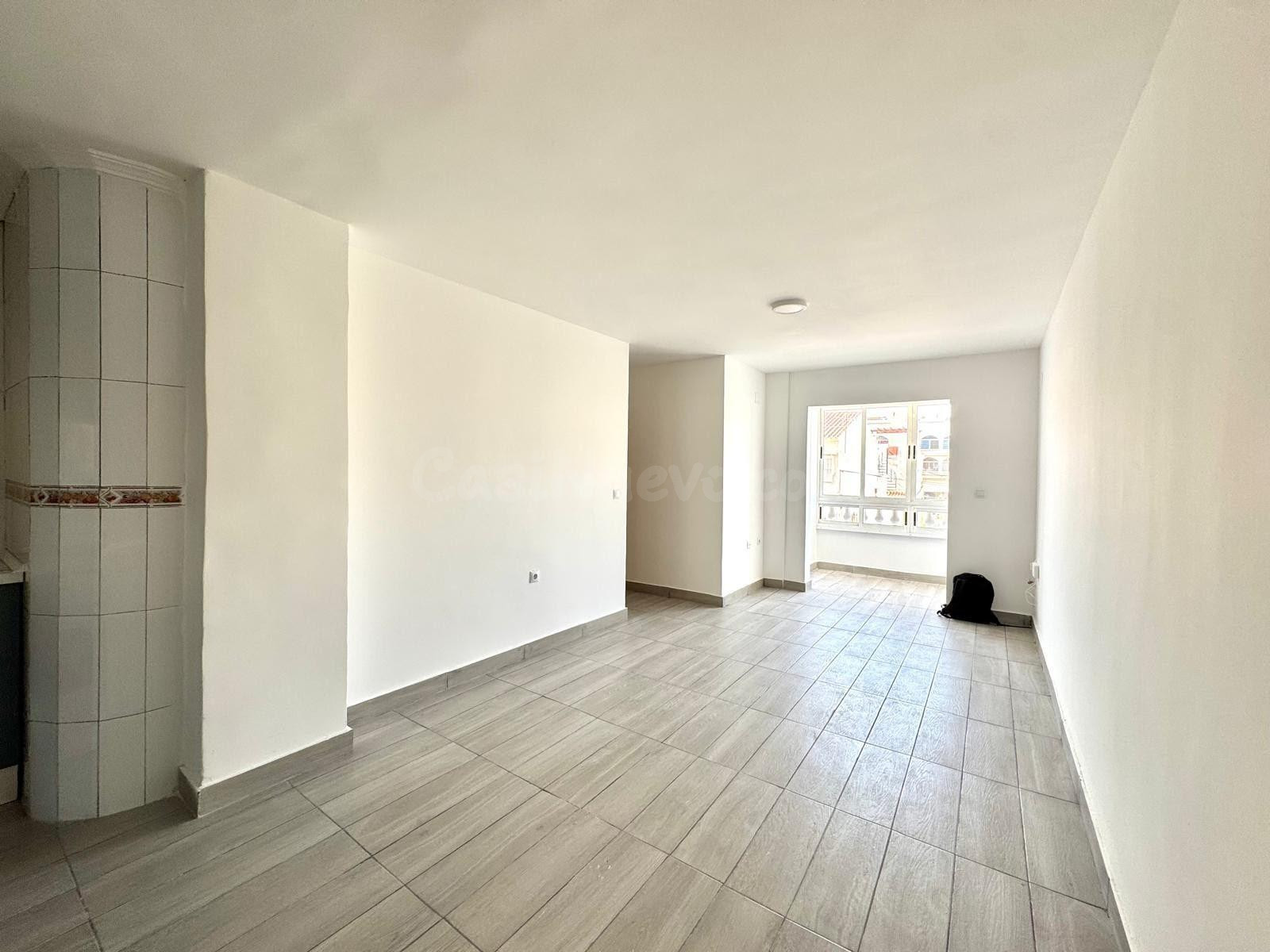 Apartamento reformado con terraza, Alicante, Torrevieja. 2 h - foto 2