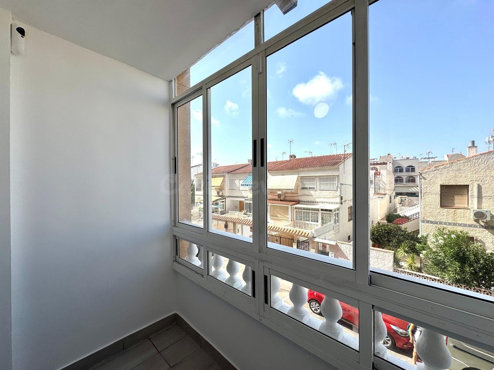 Apartamento reformado con terraza, Alicante, Torrevieja. 2 h - foto 3