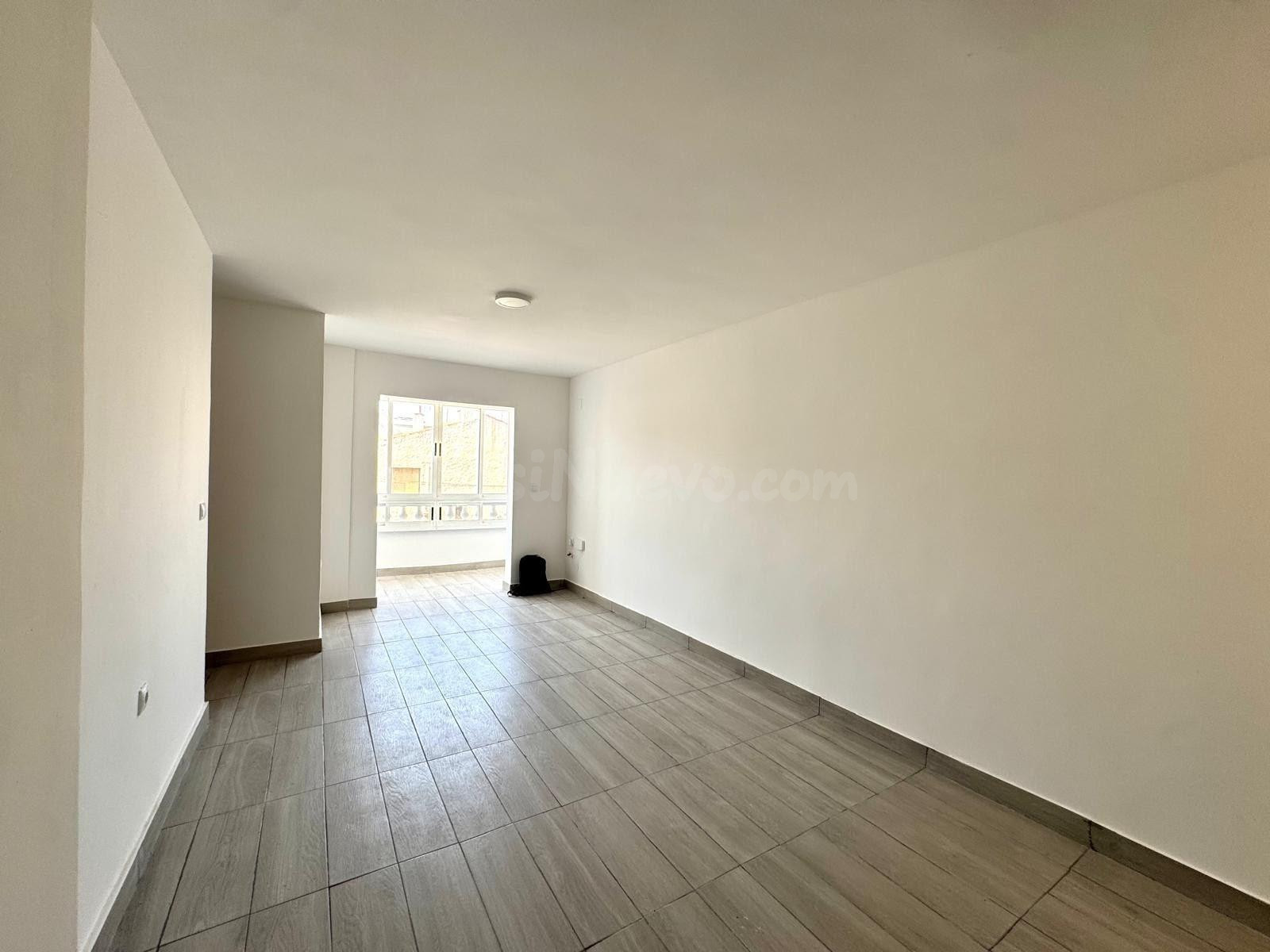 Apartamento reformado con terraza, Alicante, Torrevieja. 2 h - foto 4