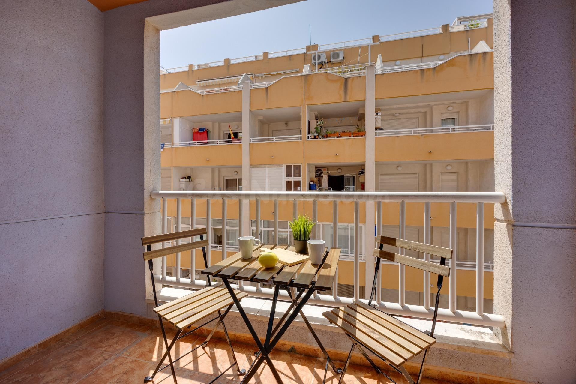 Apartamento de dos dormitorios, en zona céntrica de Torrevie - foto 3