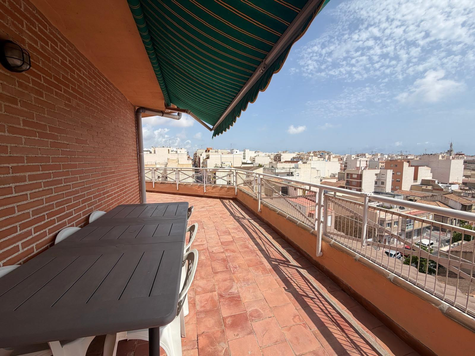 Ático con terraza, Alicante, Torrevieja. 2 habitaciones, 82  - foto 2