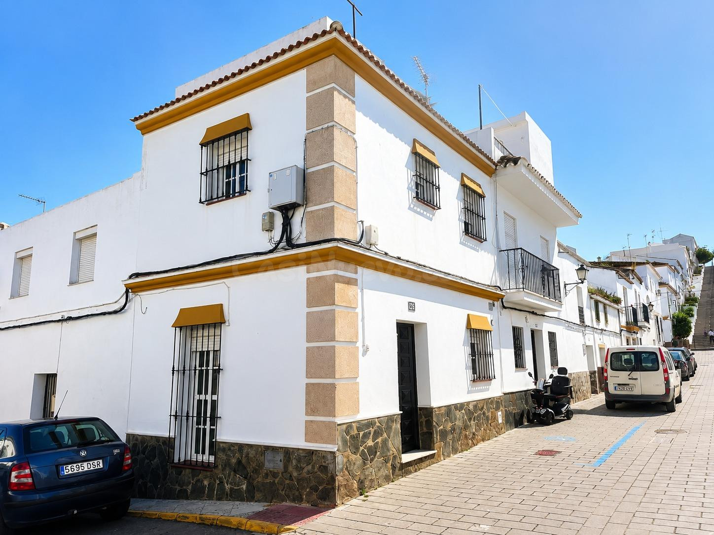 CASA EN ESQUINA CON AZOTEA PRIVADA EN ALGAR – SIERRA DE CÁDI