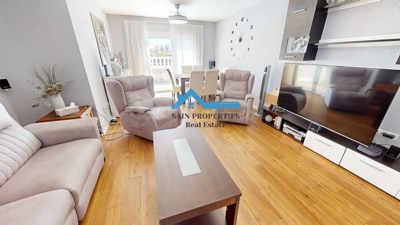 Amplio chalet pareado con gran sótano, piscina privada y zonas deportivas en La Nucía