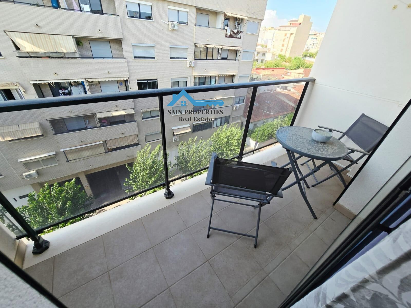Apartamento seminuevo con garaje en Colonia Madrid en Benidorm