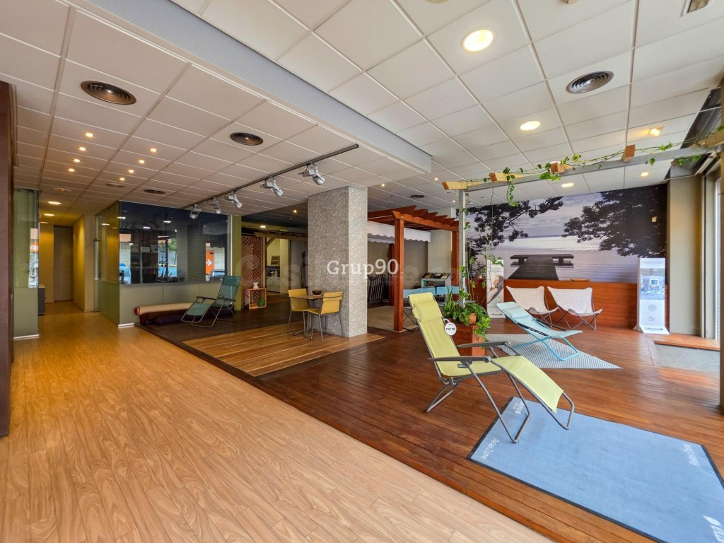 ? Amplio Local Esquinero de 300 m2 en Excelente Estado en La Nova Balàfia