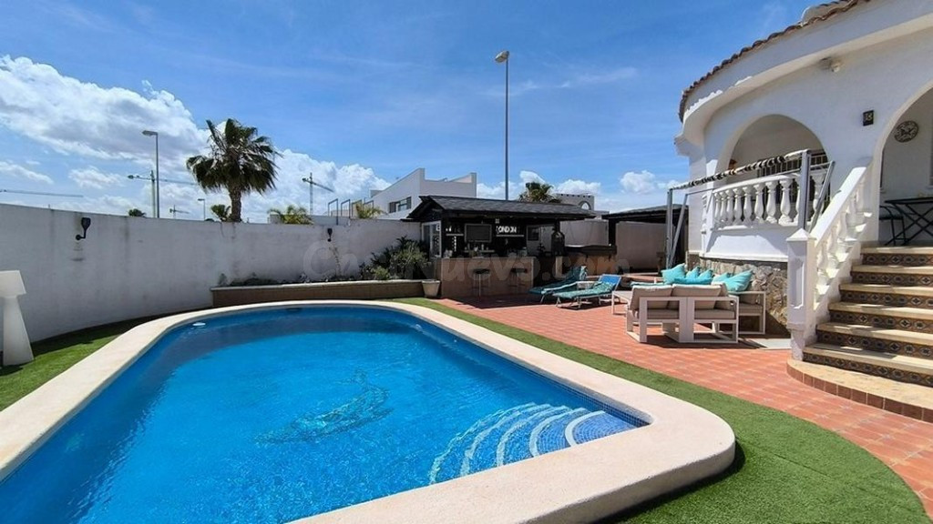 Venta de villa en Ciudad quesada, de 155m2 con 3 dormitorios y 2 baños