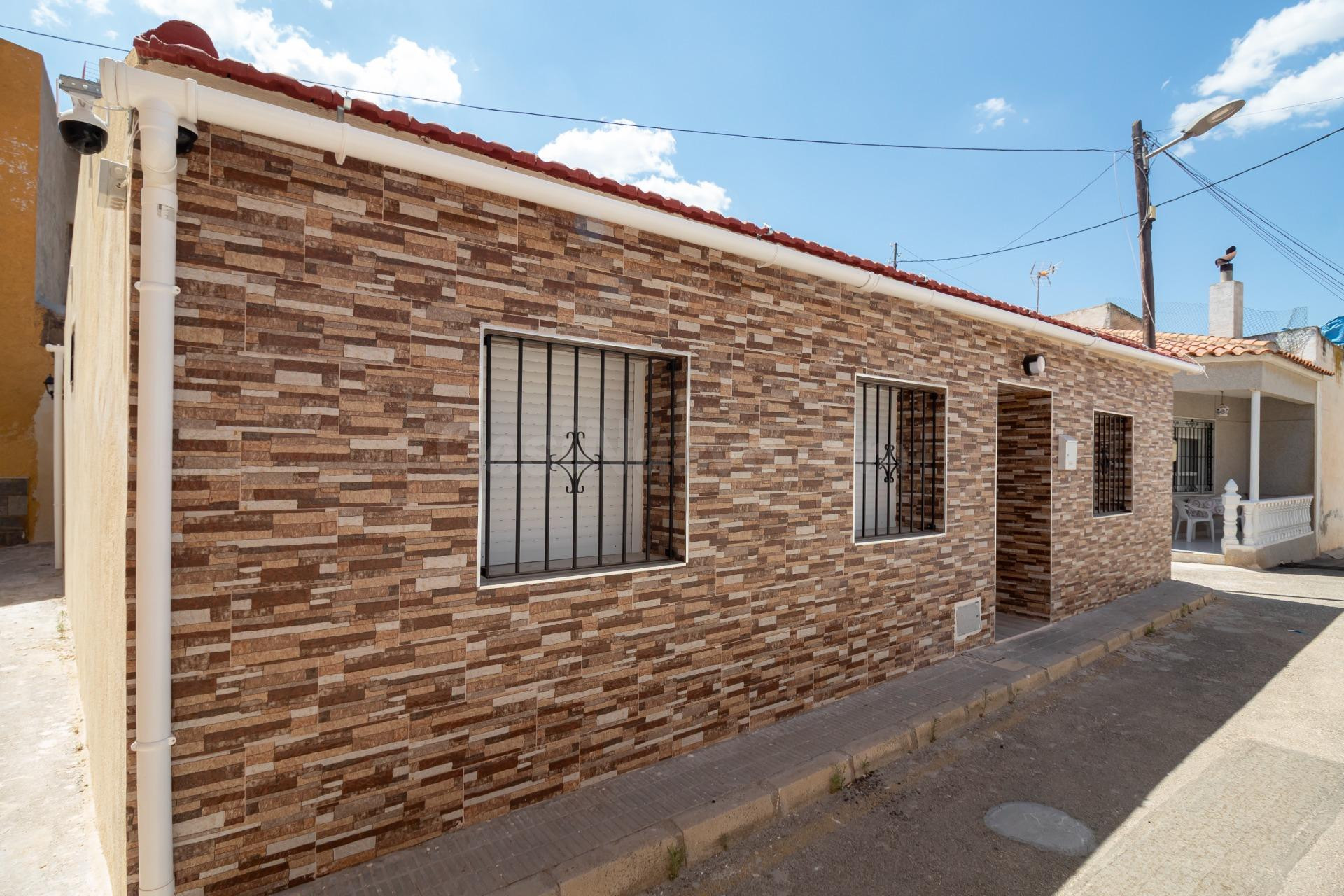 Amplia casa en planta baja en San Miguel de Salinas por €125 - foto 2