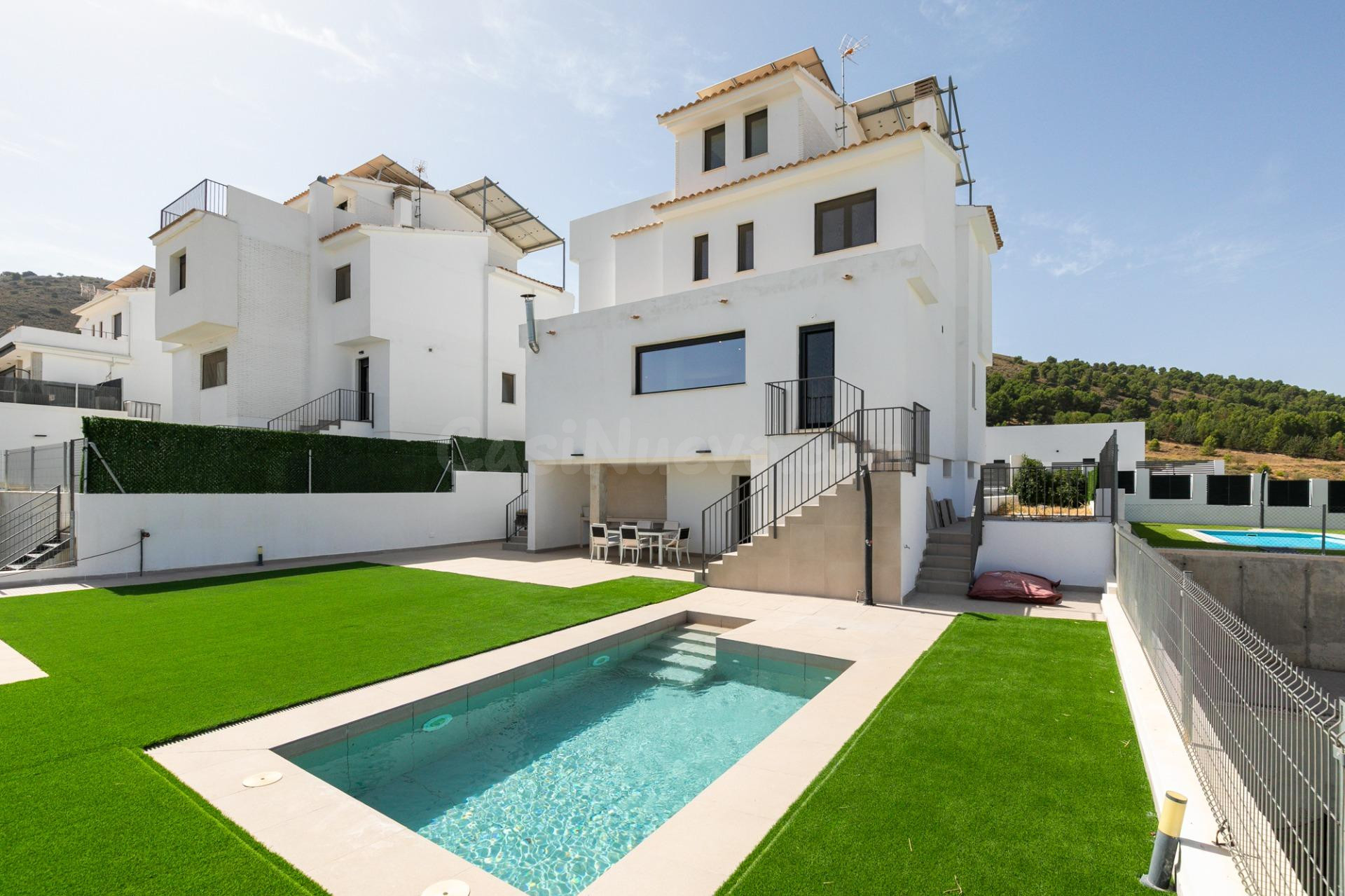 Chalet Moderno en Dilar con Piscina y Vistas a la Montaña