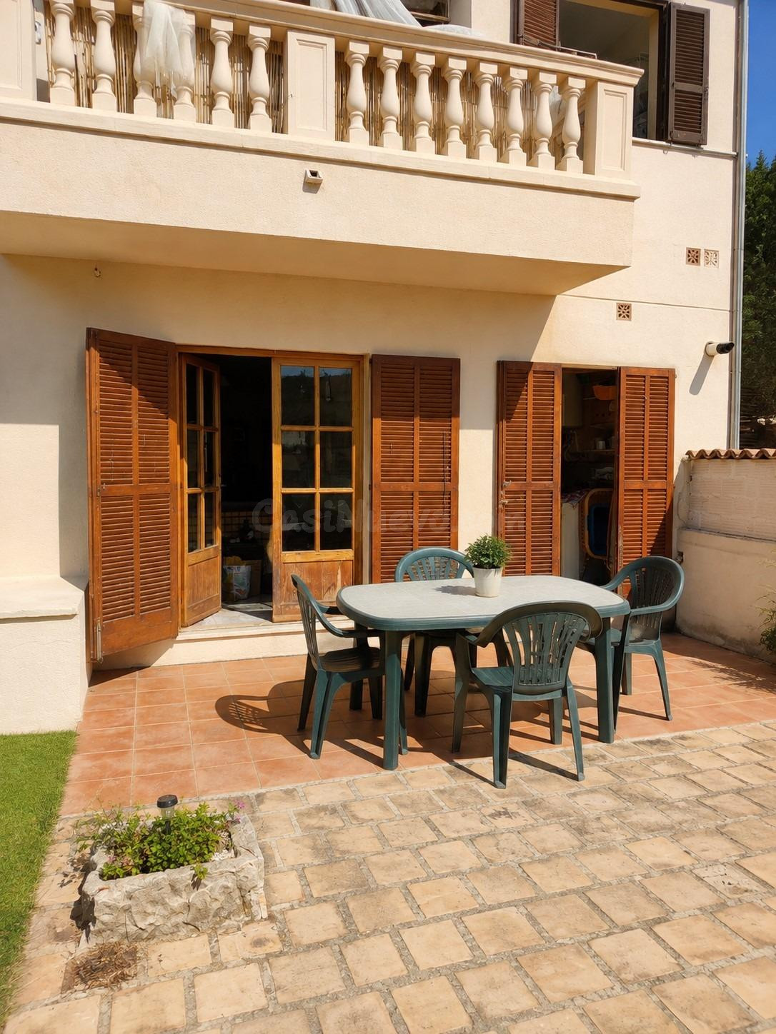 Planta baja de 3 dormitorios con amplia zona exterior en Cal