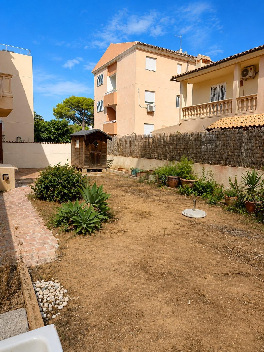 Planta baja de 3 dormitorios con amplia zona exterior en Cal - foto 3