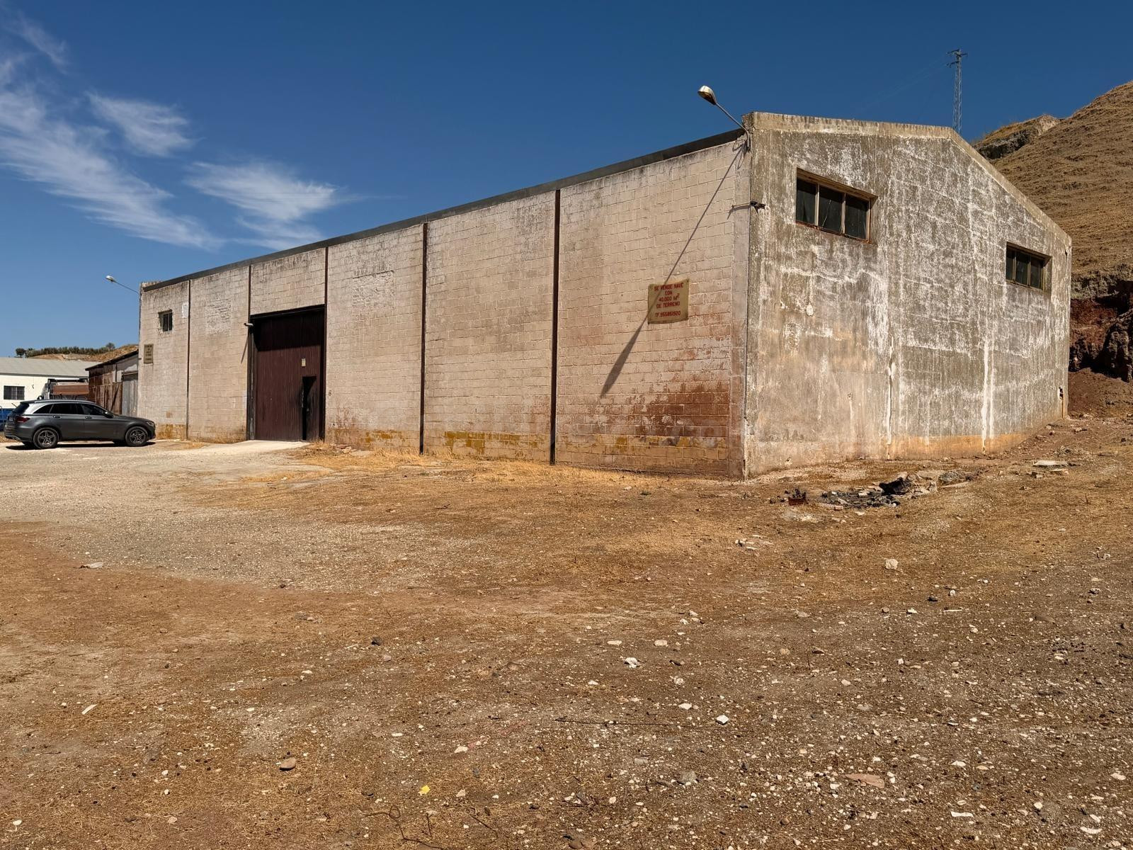 Nave Industrial con Amplio Terreno y Potencial de Desarrollo