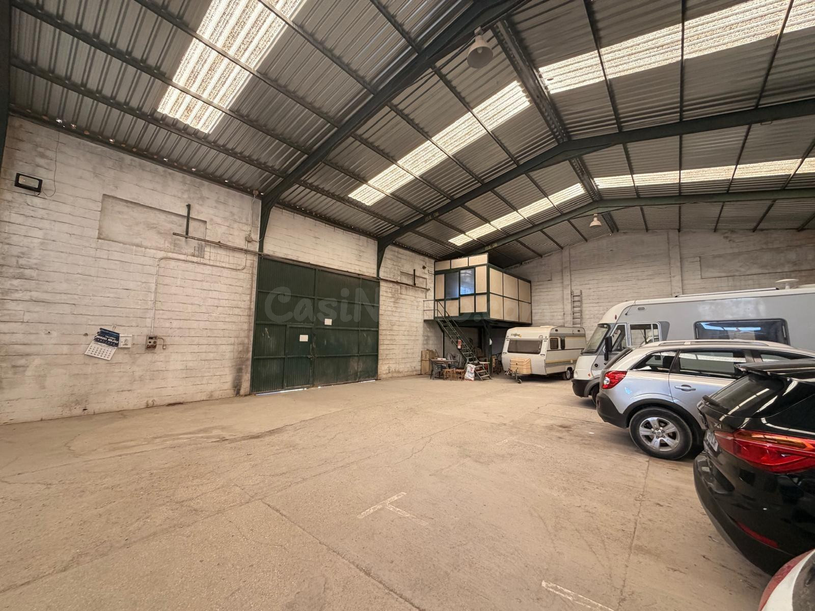 Nave Industrial con Amplio Terreno y Potencial de Desarrollo - foto 2