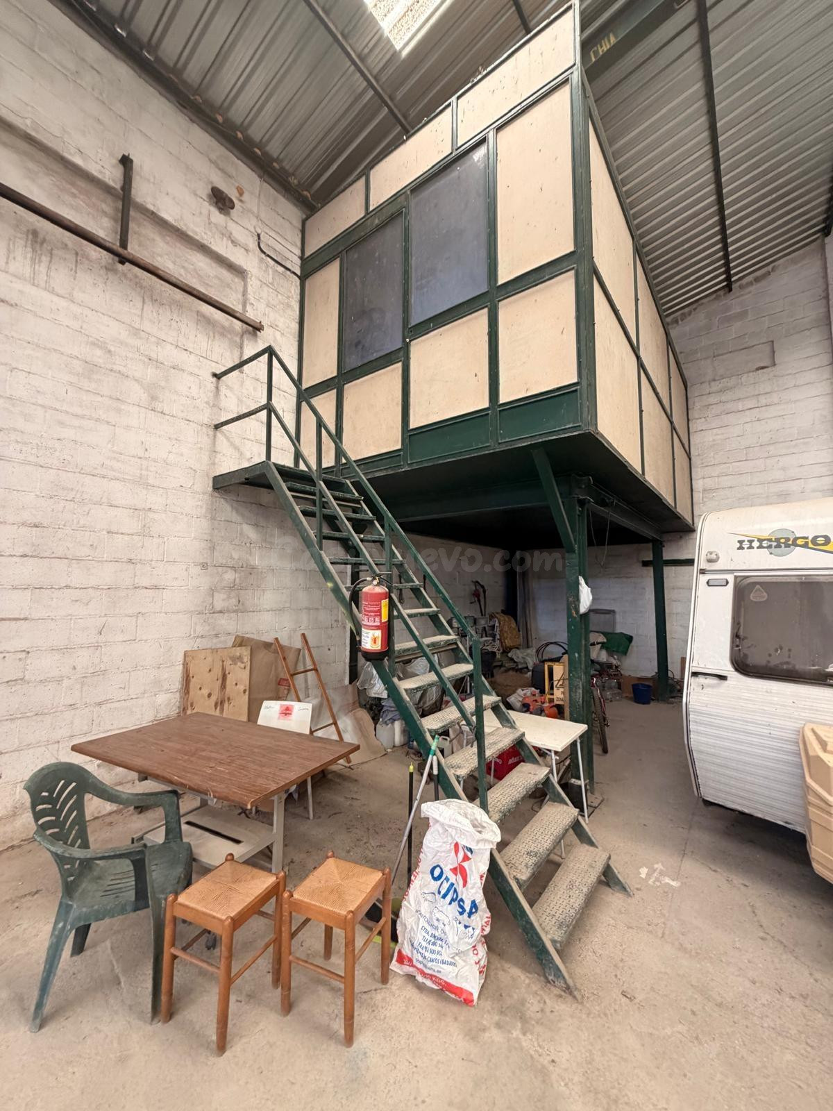 Nave Industrial con Amplio Terreno y Potencial de Desarrollo - foto 3