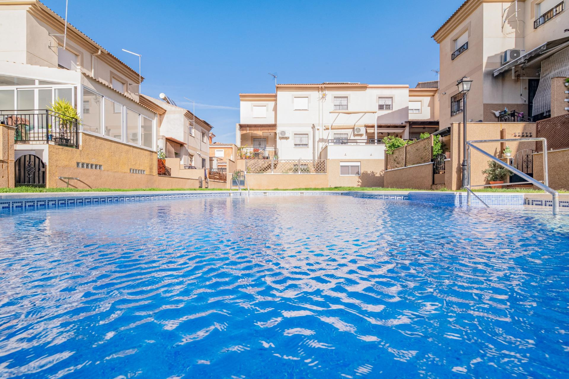 CHALET PAREADO CON PISCINA COMUNITARIA, CIJUELA