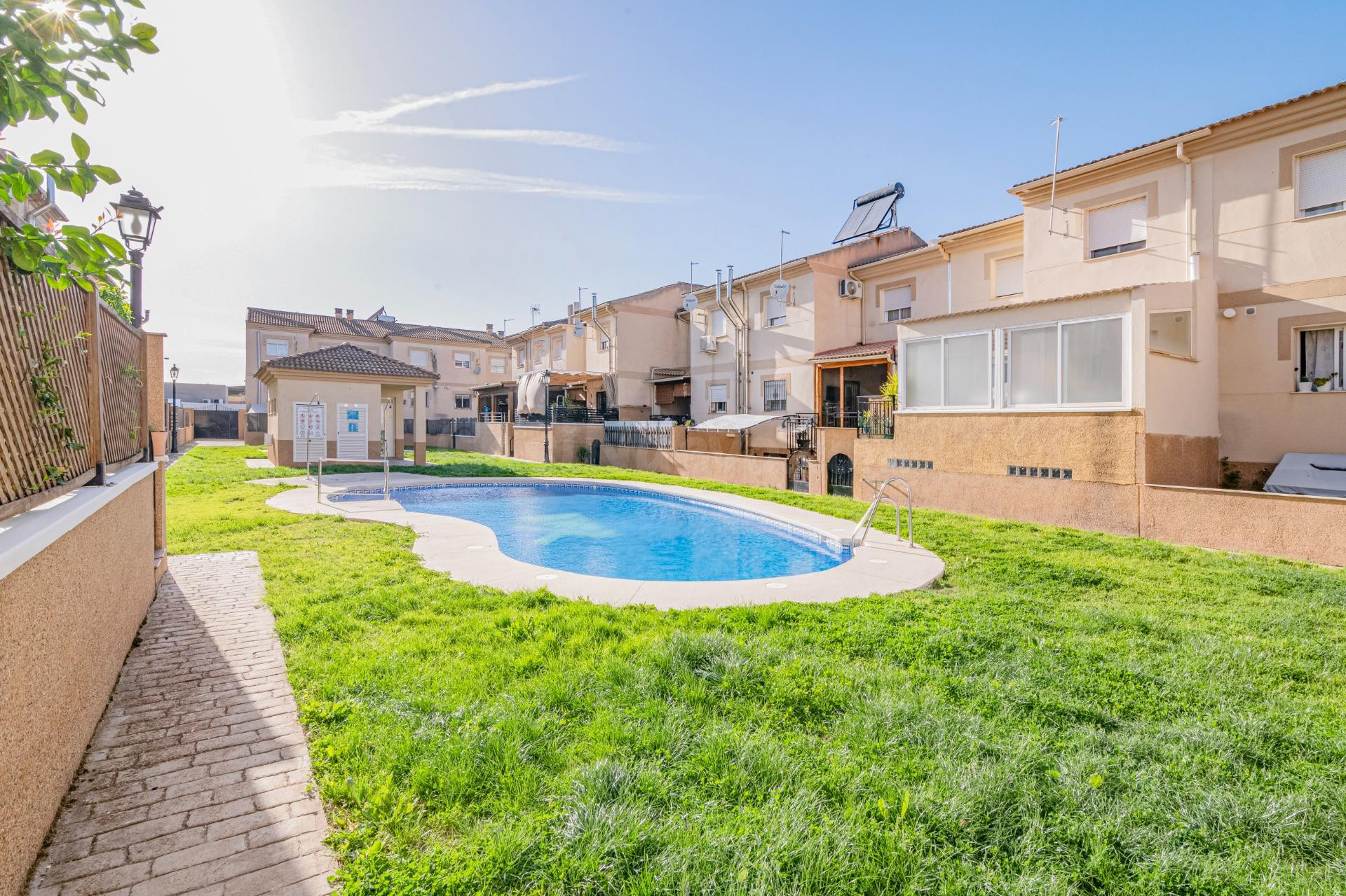 CHALET PAREADO CON PISCINA COMUNITARIA, CIJUELA - foto 2