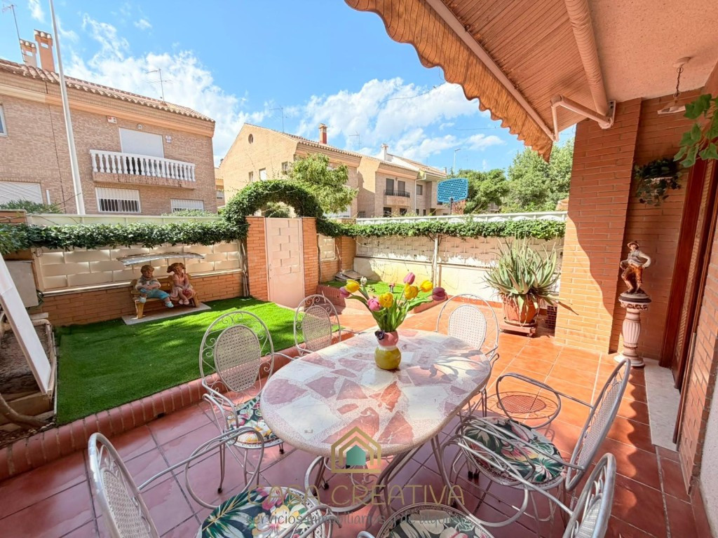 ADOSADO EN VENTA EN PICAÑA – 4 TERRAZAS, GARAJE Y 5 DORMITOR