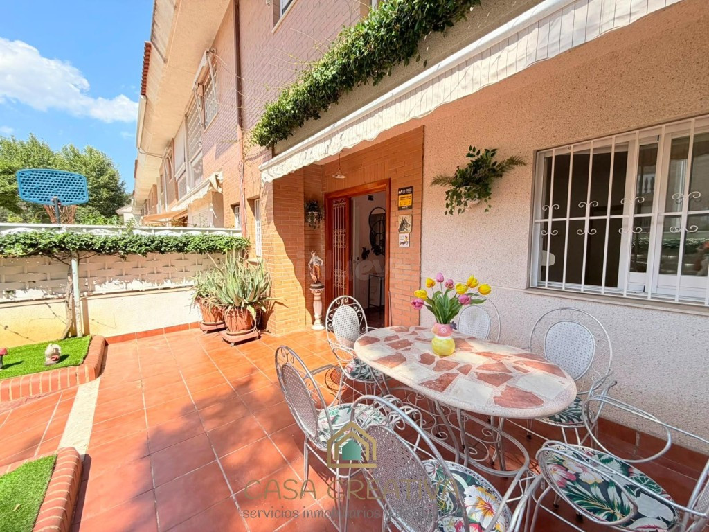 ADOSADO EN VENTA EN PICAÑA – 4 TERRAZAS, GARAJE Y 5 DORMITOR - foto 2