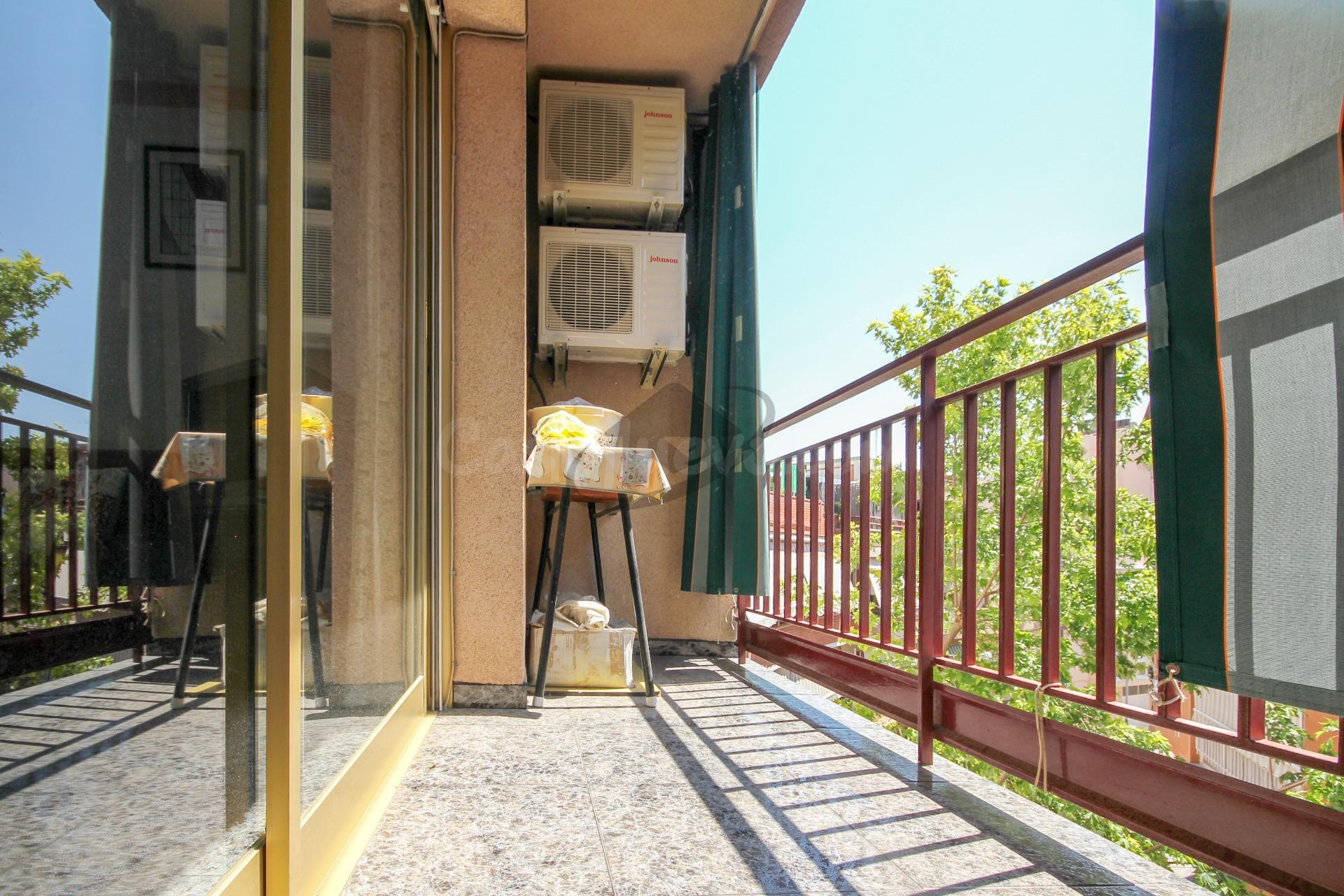 AMPLIO PISO DE 4 habitaciones CON GRAN BALCÓN