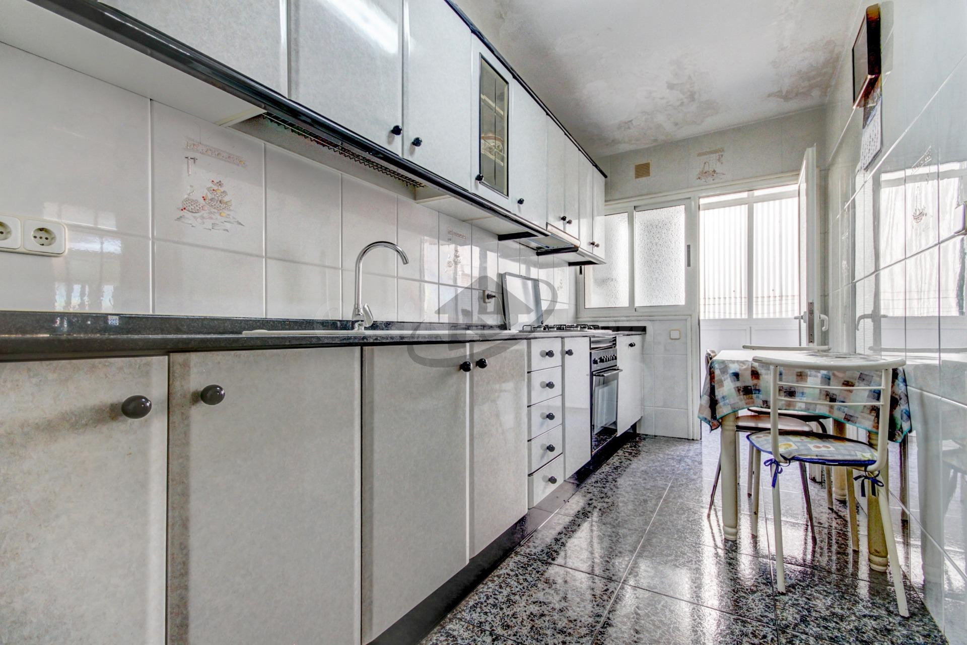 AMPLIO PISO DE 4 habitaciones CON GRAN BALCÓN - foto 3