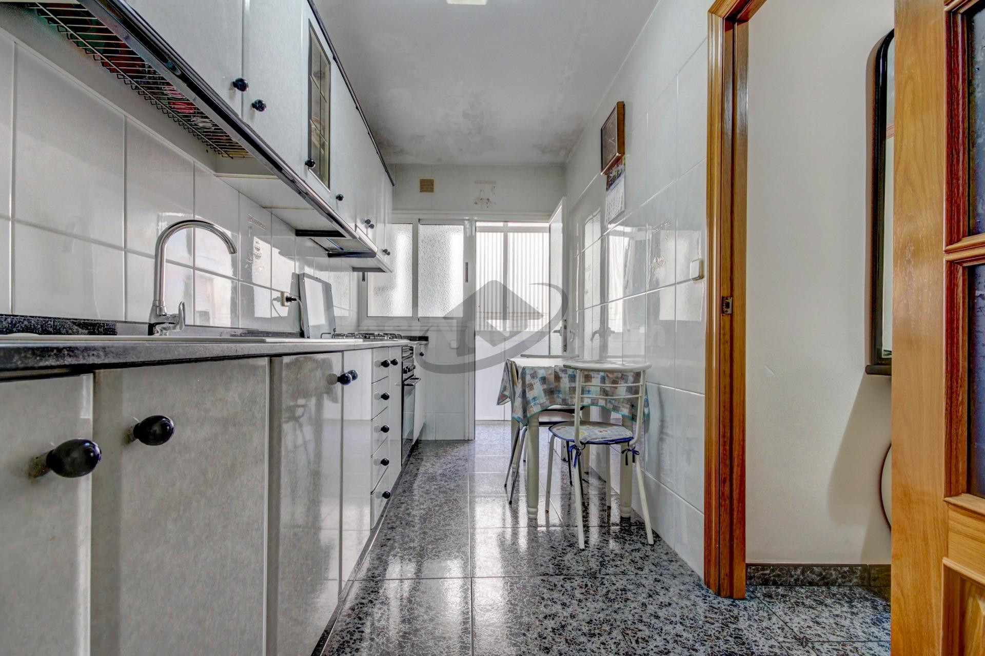 AMPLIO PISO DE 4 habitaciones CON GRAN BALCÓN - foto 4