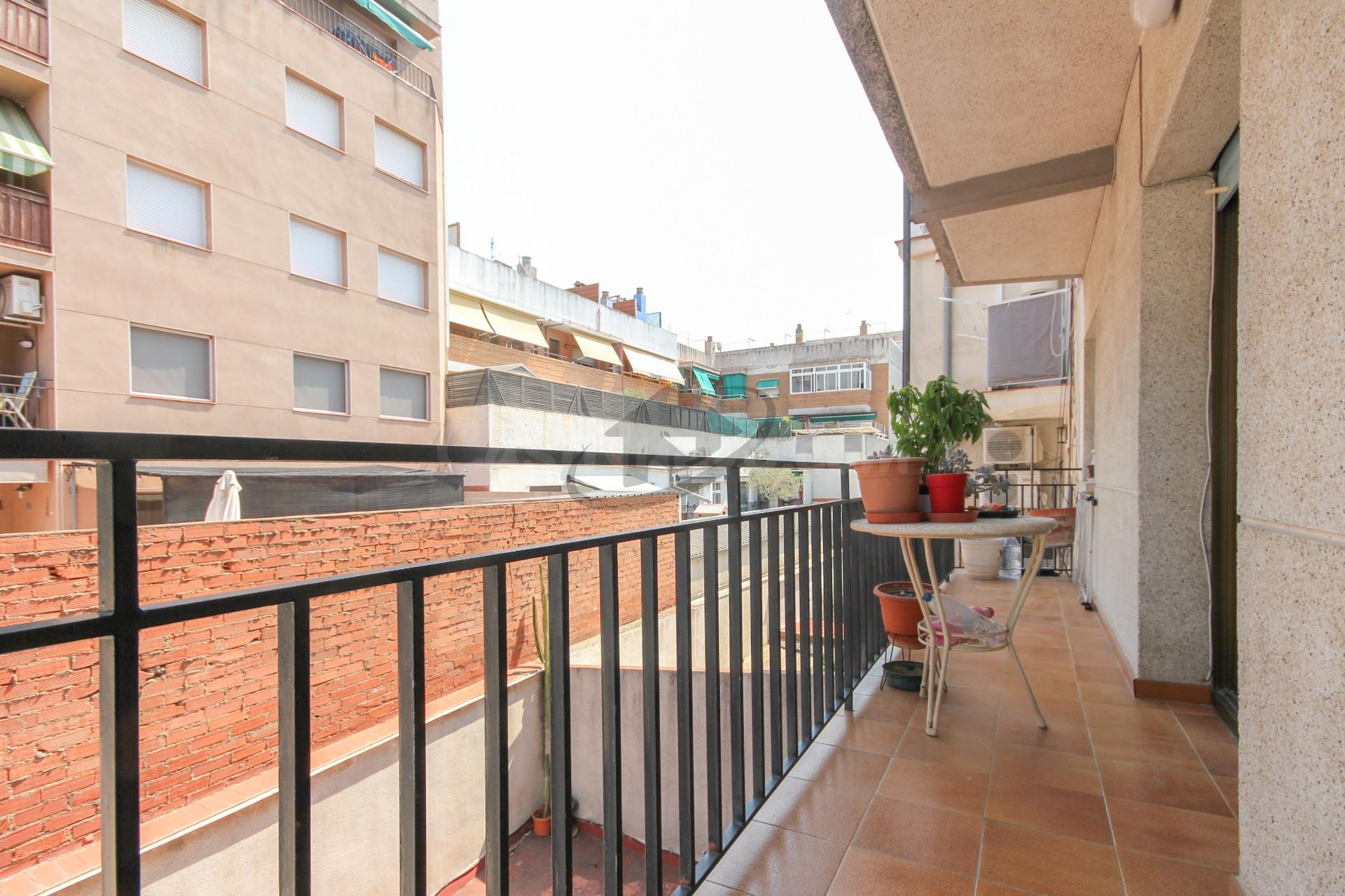 AMPLIO PISO CON BALCÓN A 1 MINUTO A PIE DE LA RAMBLA SANT JORDI