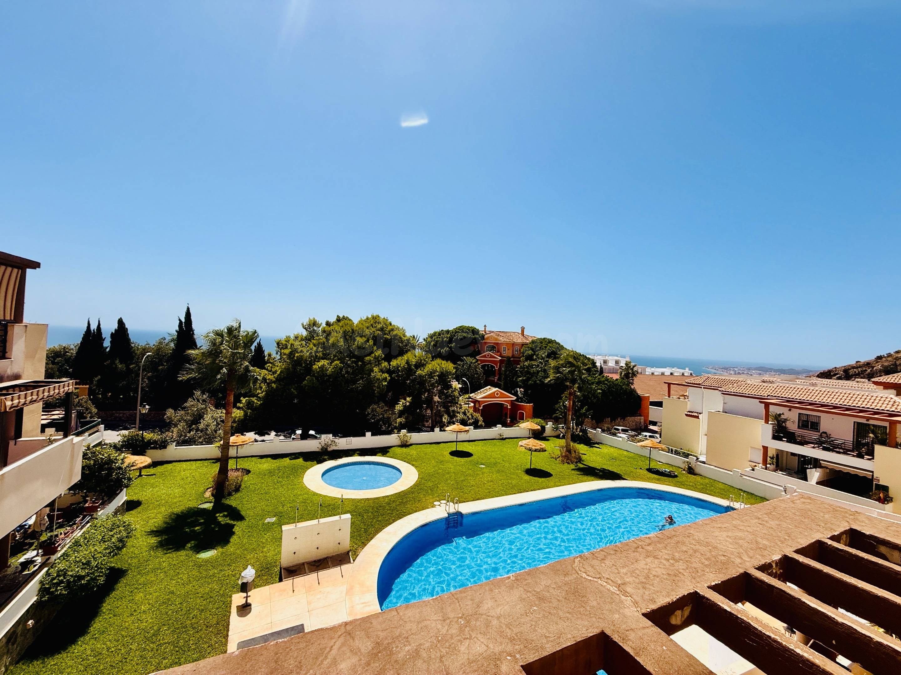 ALQUILER DE TEMPORADA | 2 DORMITORIOS CON ESPECTACULARES VISTAS DESPEJADAS EN BENALMÁDENA PUEBLO