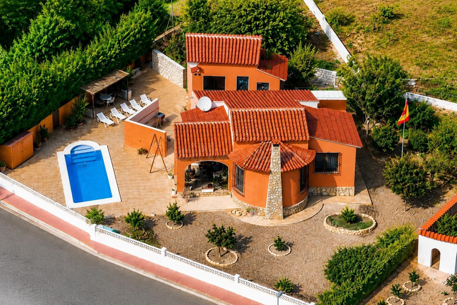 **Chalet de 2 dormitorios, pisicina y garage en parcela de 7