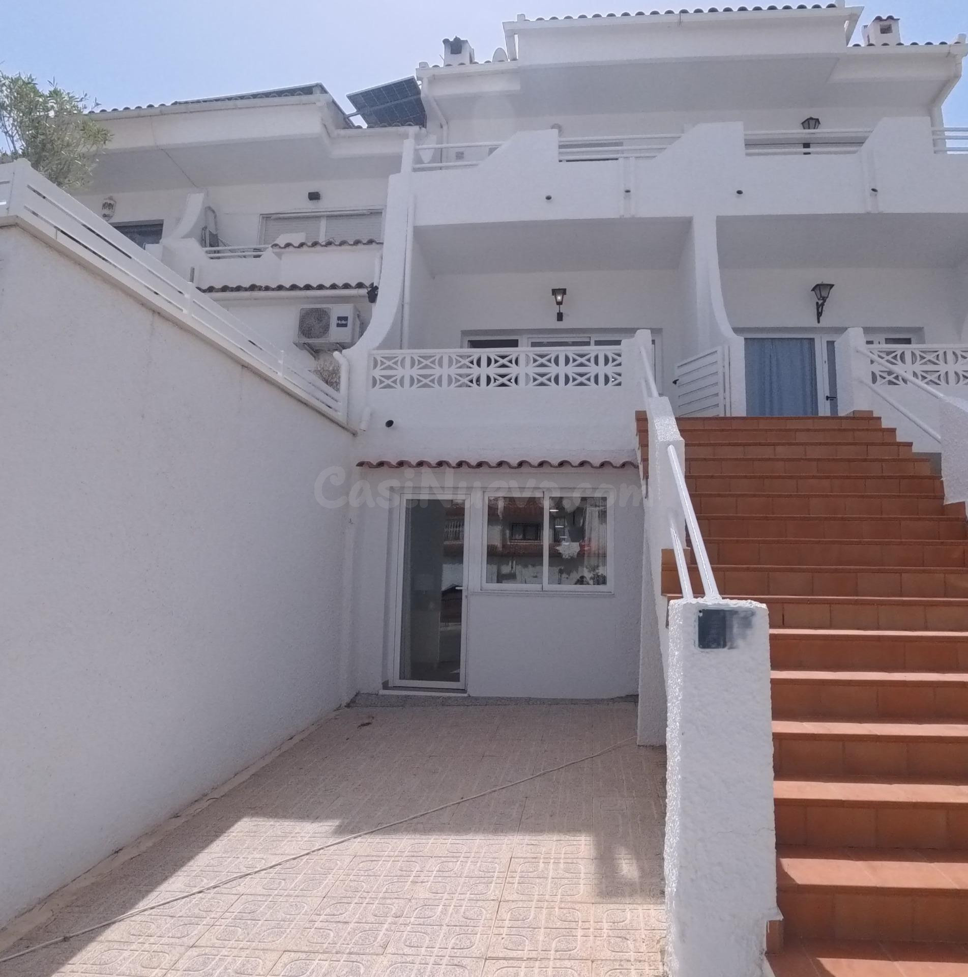 Adosado reformado de tres habitaciónes más apartamento con p - foto 2