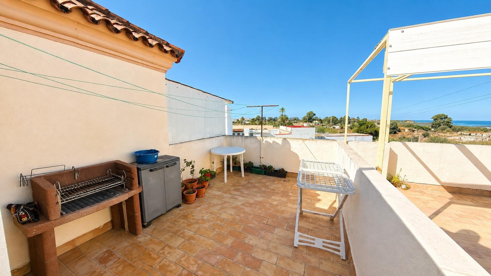 Adosada con gran potencial, terraza y vistas al mar en La Ca