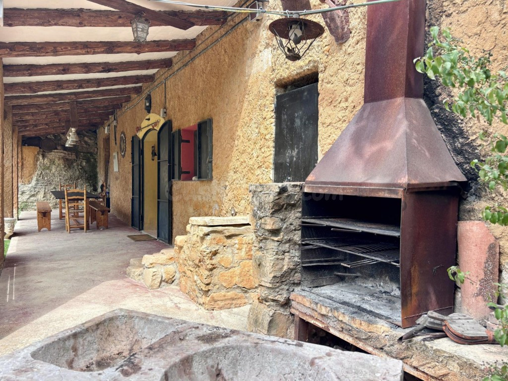Masía catalana con encanto en entorno natural, lista para en - foto 5