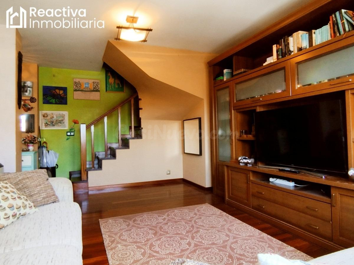 Dúplex céntrico con ascensor, garaje y trastero, en muy buen - foto 2