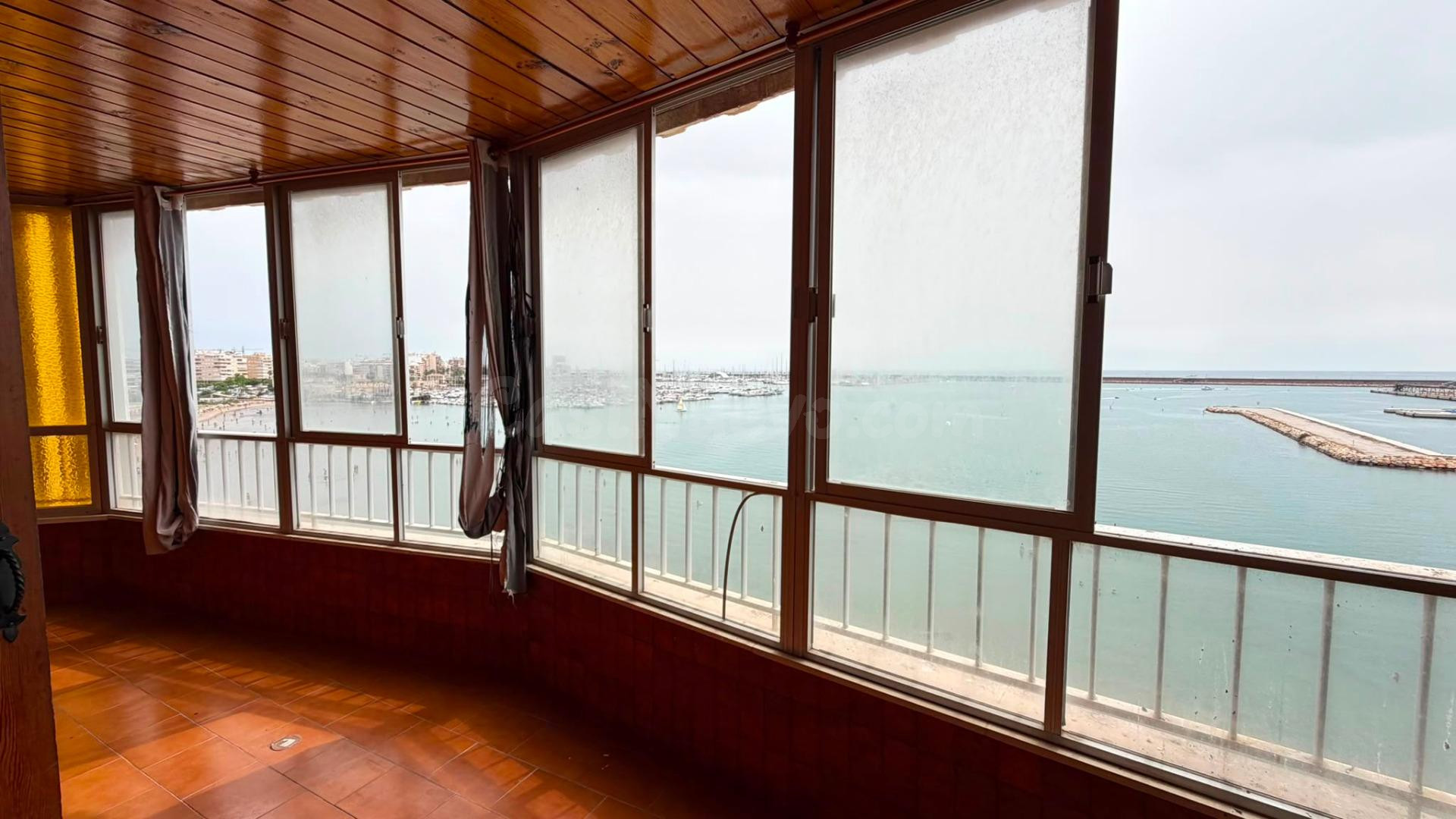 Apartamento con piscina comunitaria, Alicante, Torrevieja, Playa del Acequión. 1 habitación | 57 m2 | 50 metros al mar