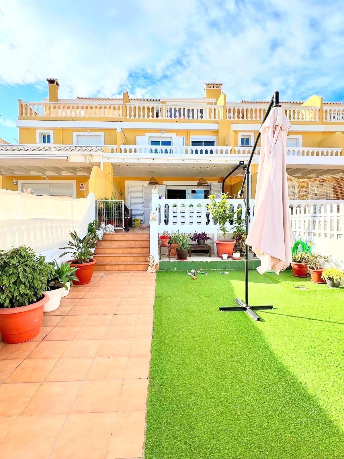 VIVIENDA ADOSADA CON PISCINA EN 1ª LÍNEA DE MAR