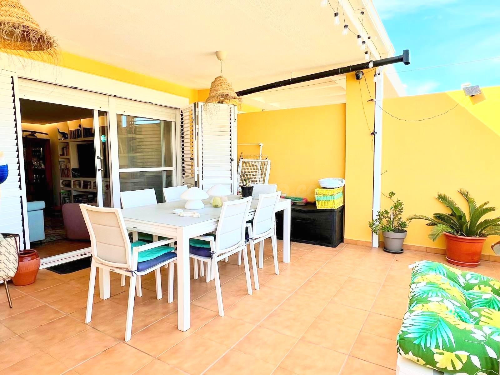 VIVIENDA ADOSADA CON PISCINA EN 1ª LÍNEA DE MAR - foto 2