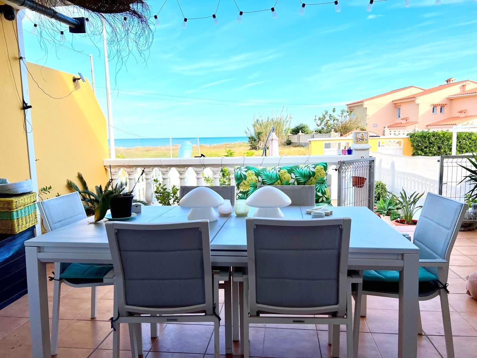 VIVIENDA ADOSADA CON PISCINA EN 1ª LÍNEA DE MAR - foto 3