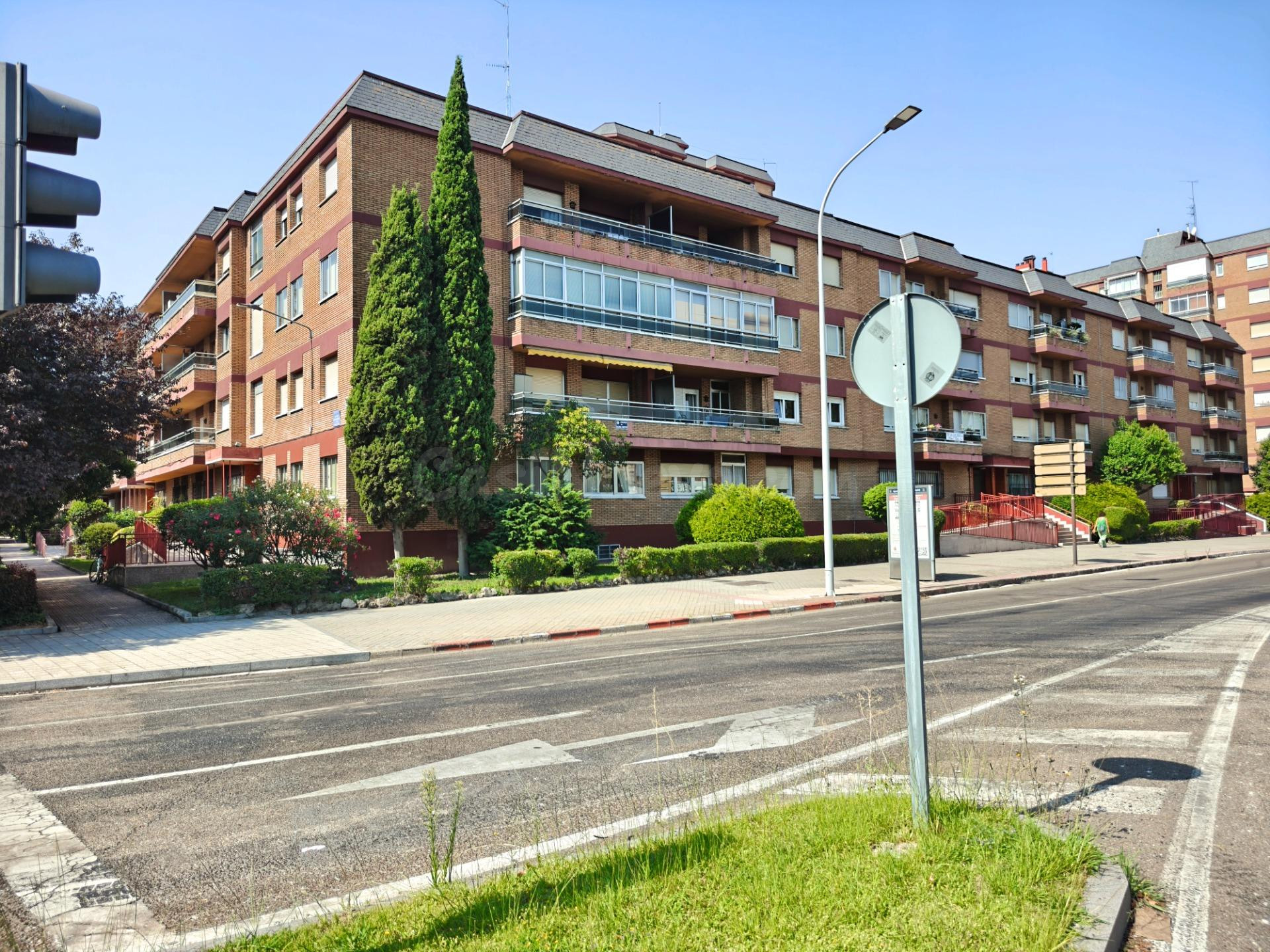 Vivienda exterior con terraza, garaje y trastero junto a la 