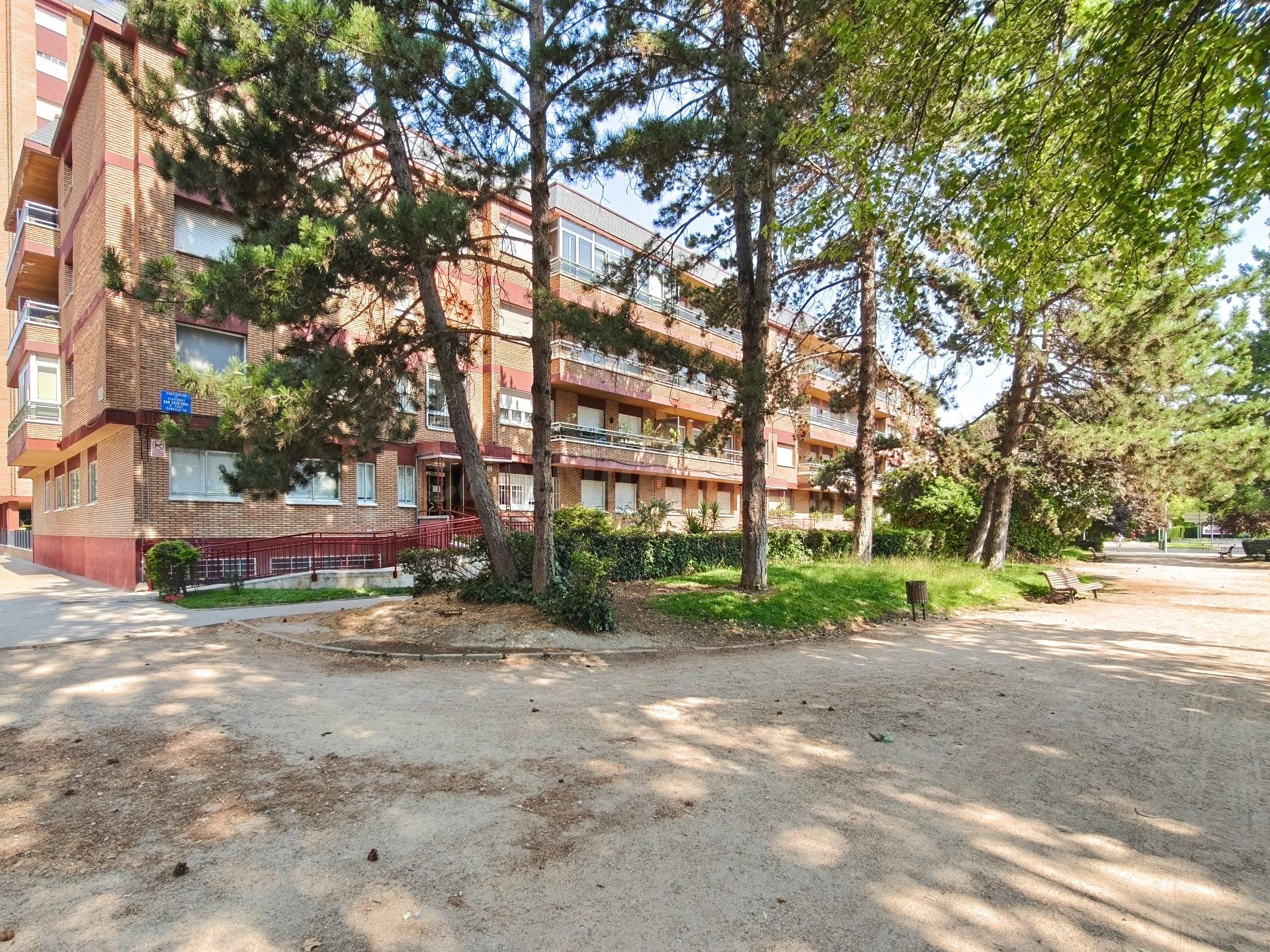 Vivienda exterior con terraza, garaje y trastero junto a la  - foto 2